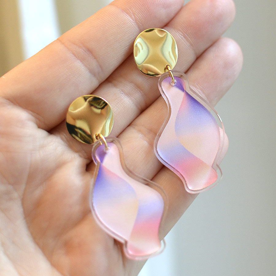 Pink Twist, statement earrings created by Célie Cadieux